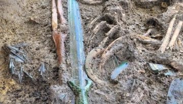Encontraron una espada vikinga de 3000 años y un detalle asombró a los arqueólogos