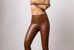 Flavia Palmiero revolucionó Instagram descalza y en topless para presentar su línea de leggins