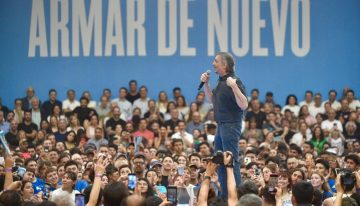 Malestar en el entorno de Axel Kicillof con Máximo Kirchner por los desplantes en el acto en La Plata