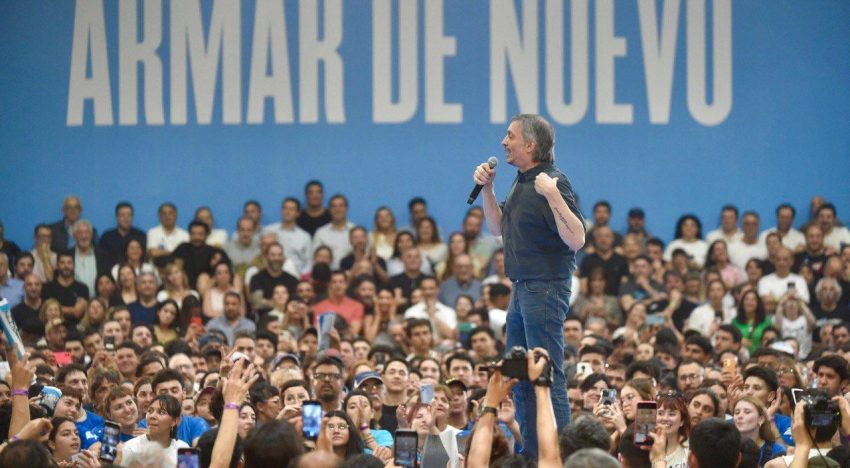 Malestar en el entorno de Axel Kicillof con Máximo Kirchner por los desplantes en el acto en La Plata