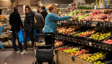 Una experta en nutrición reveló los peligros de comprar fruta partida por la mitad