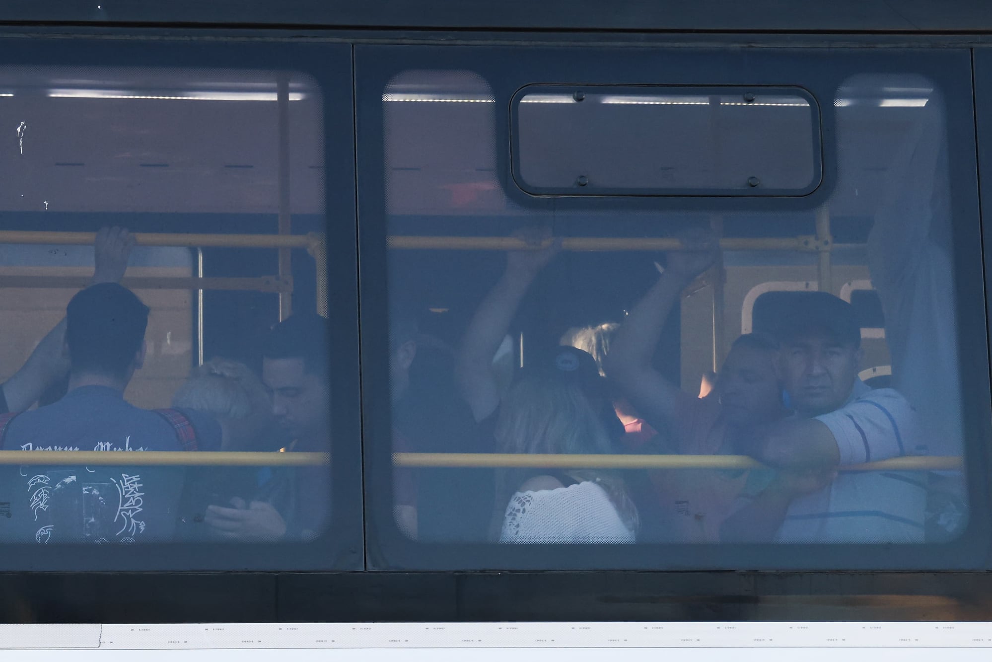 Un comienzo de jornada complicado: estaciones de trenes vacías y colectivos repletos de gente