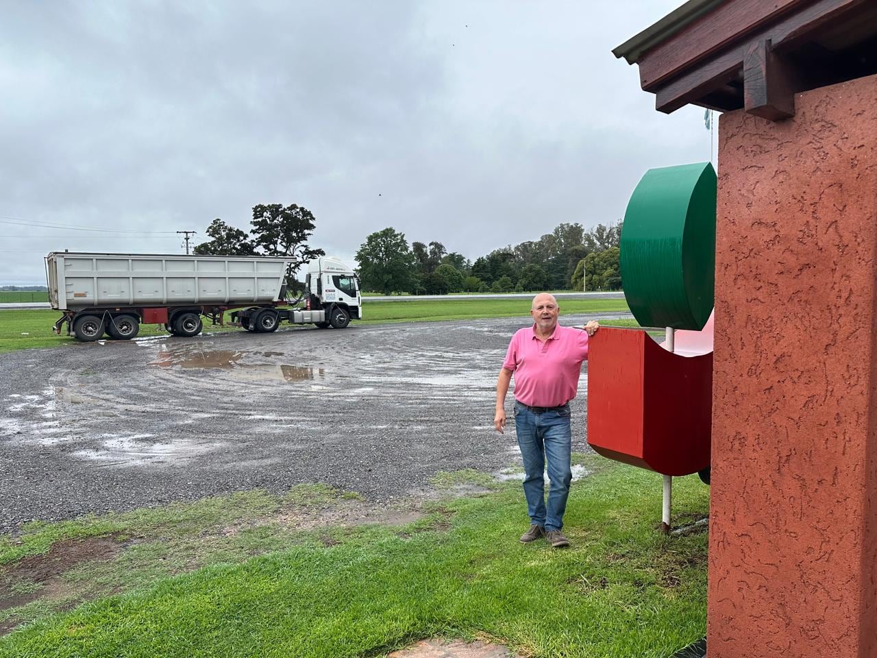 Alberto Marchionni, de Hughes, con el fondo del agua que dejaron las lluvias