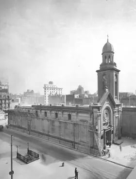 Cuando se demolió la iglesia, diferentes elementos que la componían pasaron a la nueva parroquia que está en la calle Uruguay