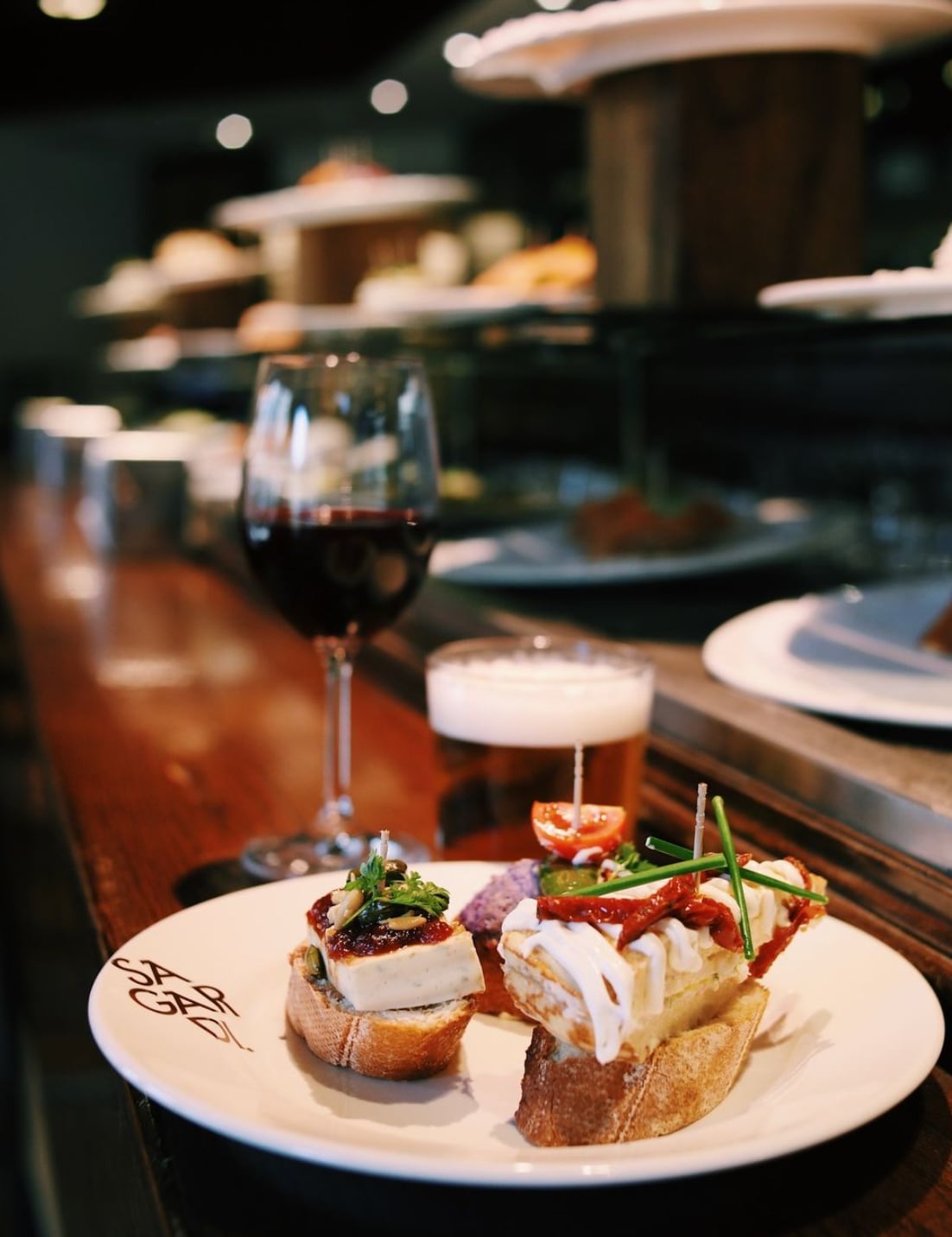 La barra de Sagardi, un gran lugar donde deleitarse con sus pintxos.