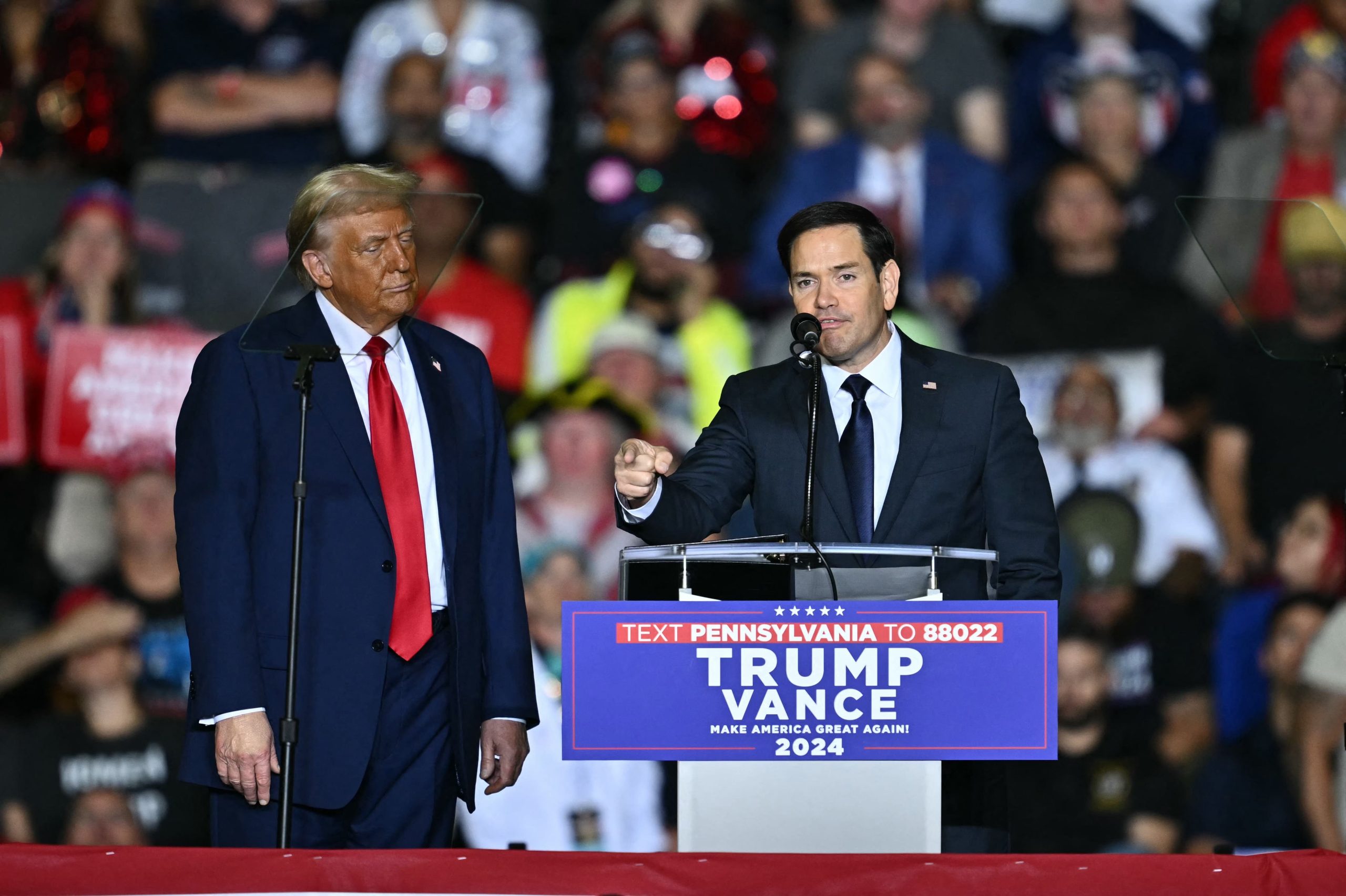 El senador estadounidense Marco Rubio, republicano de Florida, habla junto a Donald Trump en el mitin en Allentown, Pensilvania