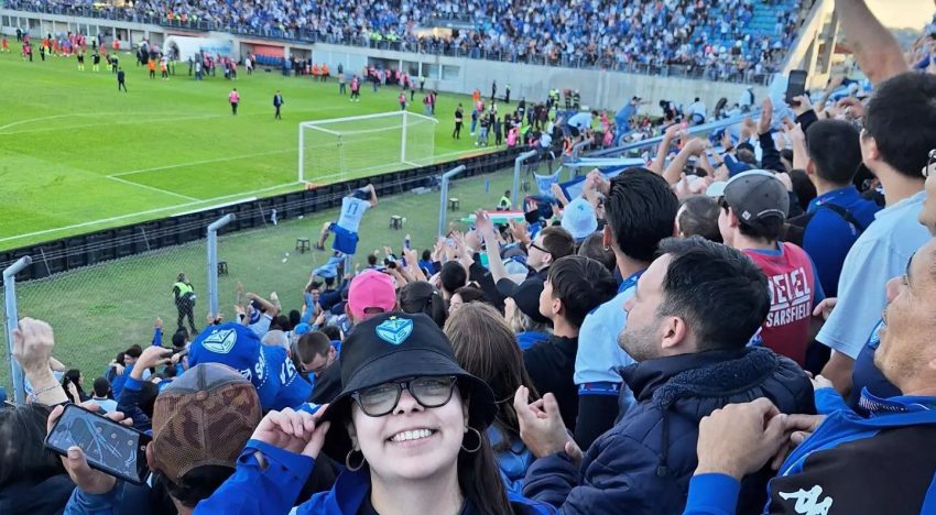 Le robaron una camiseta especial de Vélez, su historia conmovió a Bizarrap y le dio un regalo inesperado