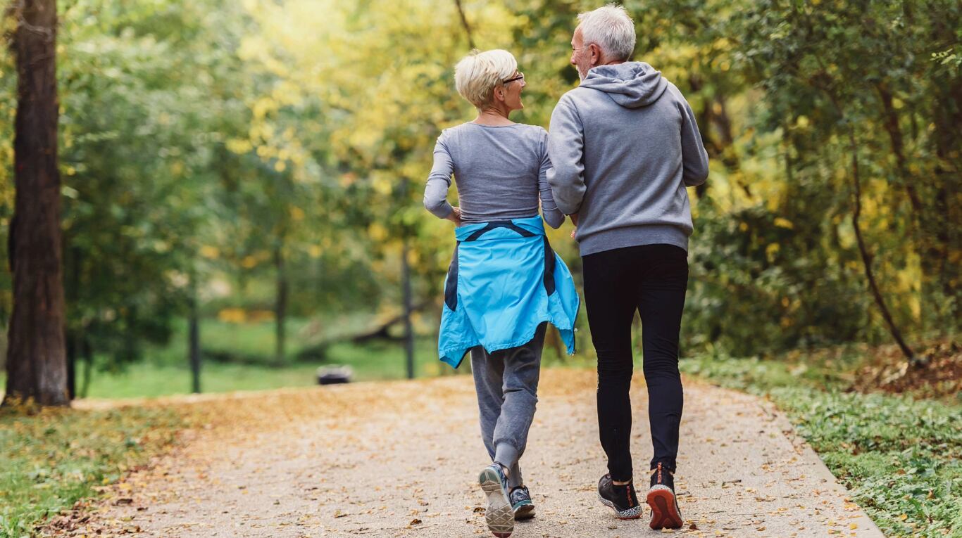 Caminar con regularidad, la clave para reducir grasa, según el especialista (Foto: AdobeStock).