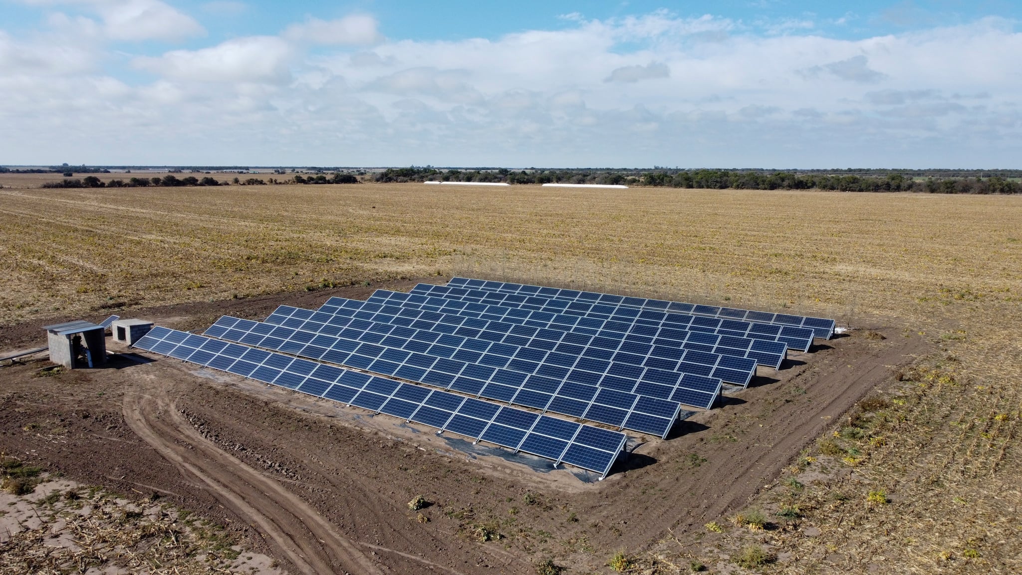 La finca cuenta con 300 paneles fotovoltaicos para alimentar el riego por goteo.