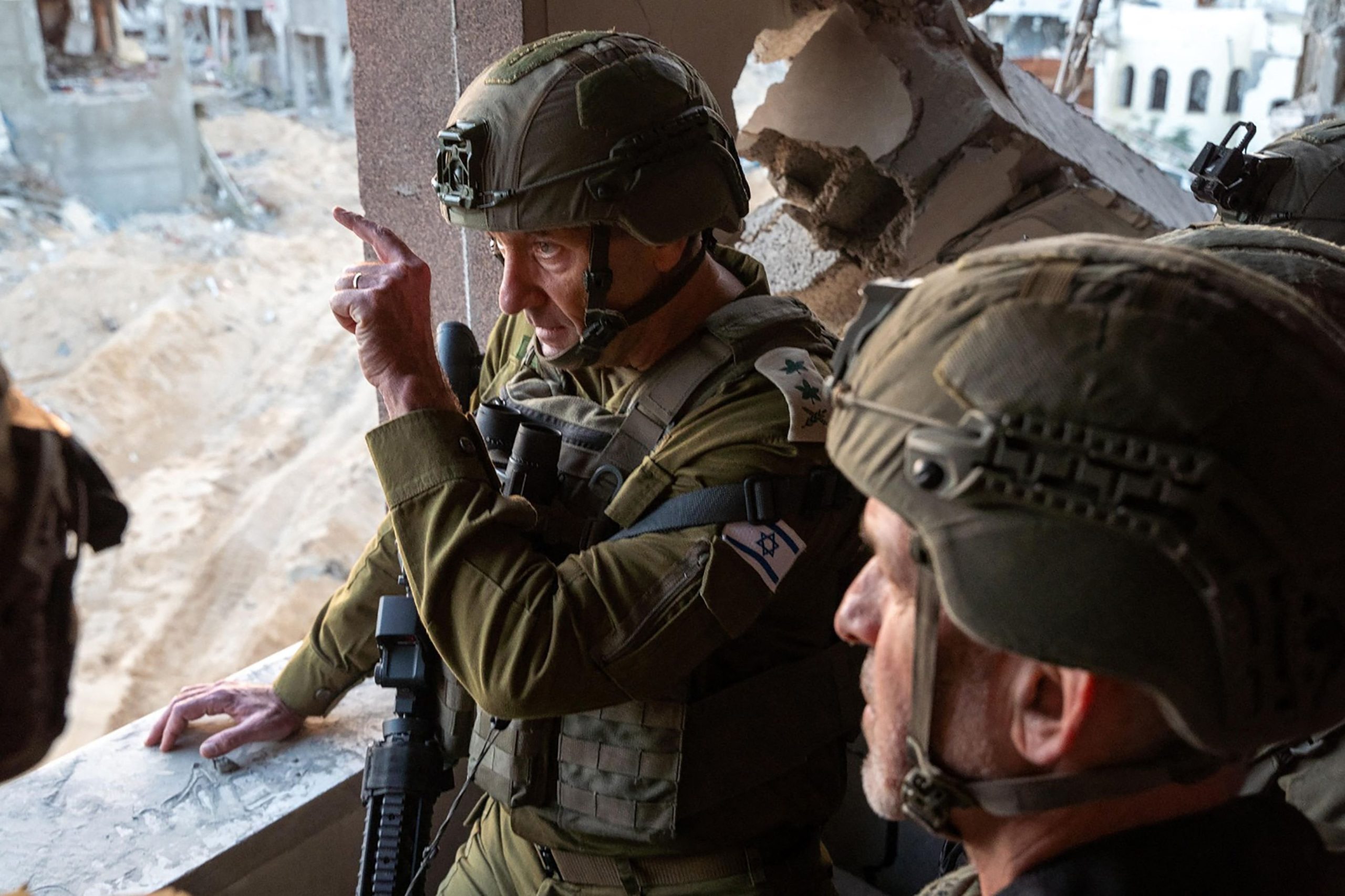 Esta foto difundida por el Ejército israelí el 17 de octubre de 2024 muestra al jefe del Estado Mayor, teniente general Herzi Halevi (izq.), y al jefe de la Agencia de Seguridad Israelí, Ronen Bar, visitando el lugar donde, según el ejército, fue asesinado Yahya Sinwar, jefe del grupo palestino Hamas. (Israel Army / AFP) 