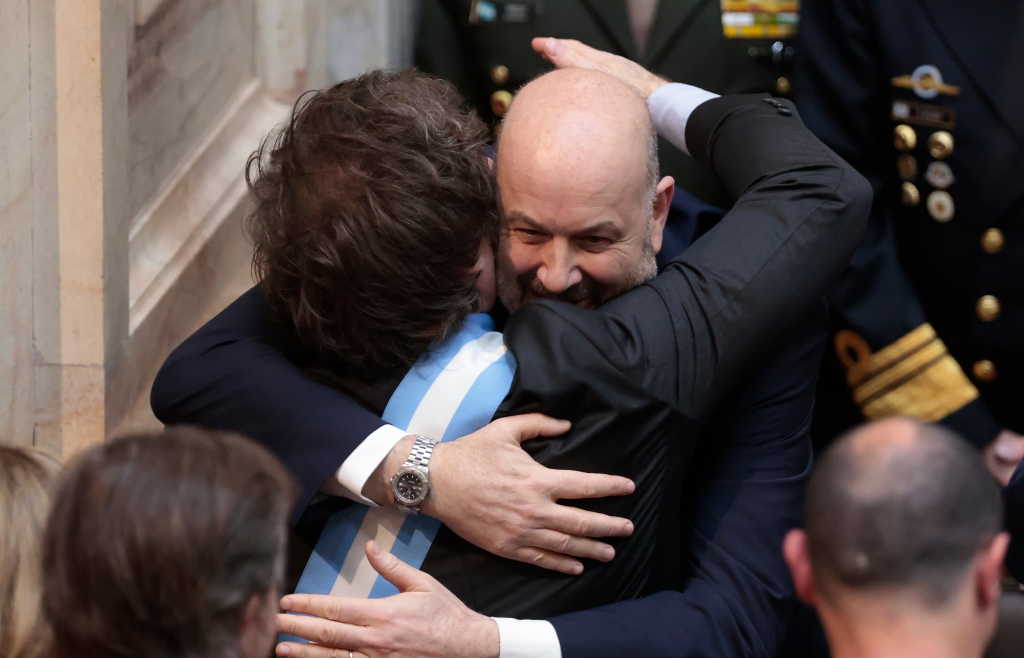 El Presidente Javier Milei se abraza con Federico Sturzenegger