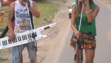 Se conoció un video inédito de Emilia Mernes en sus inicios cantando arriba de un camión en Entre Ríos