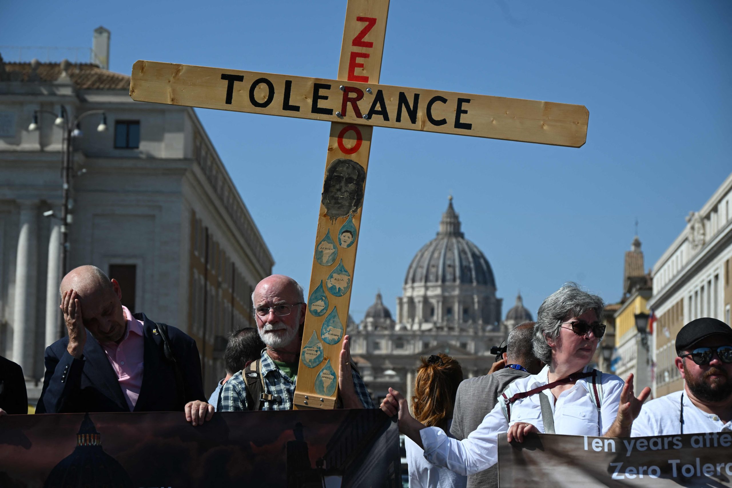 Activistas de Ending Child Abuse (ECA) [Poner fin al abuso infantil] realizan una protesta contra la pedofilia dentro de la Iglesia Católica antes del Sínodo Papal en Roma con el Vaticano de fondo