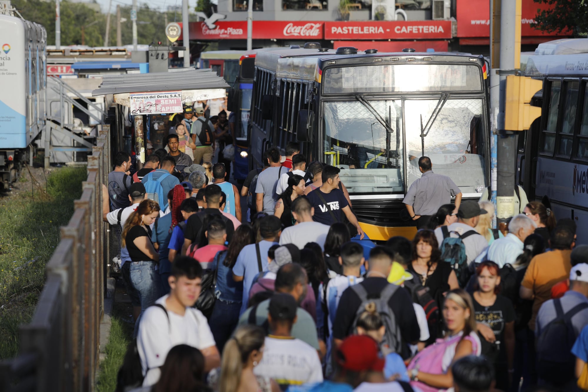 Largas colas para esperar los colectivos: el testimonio de los usuarios