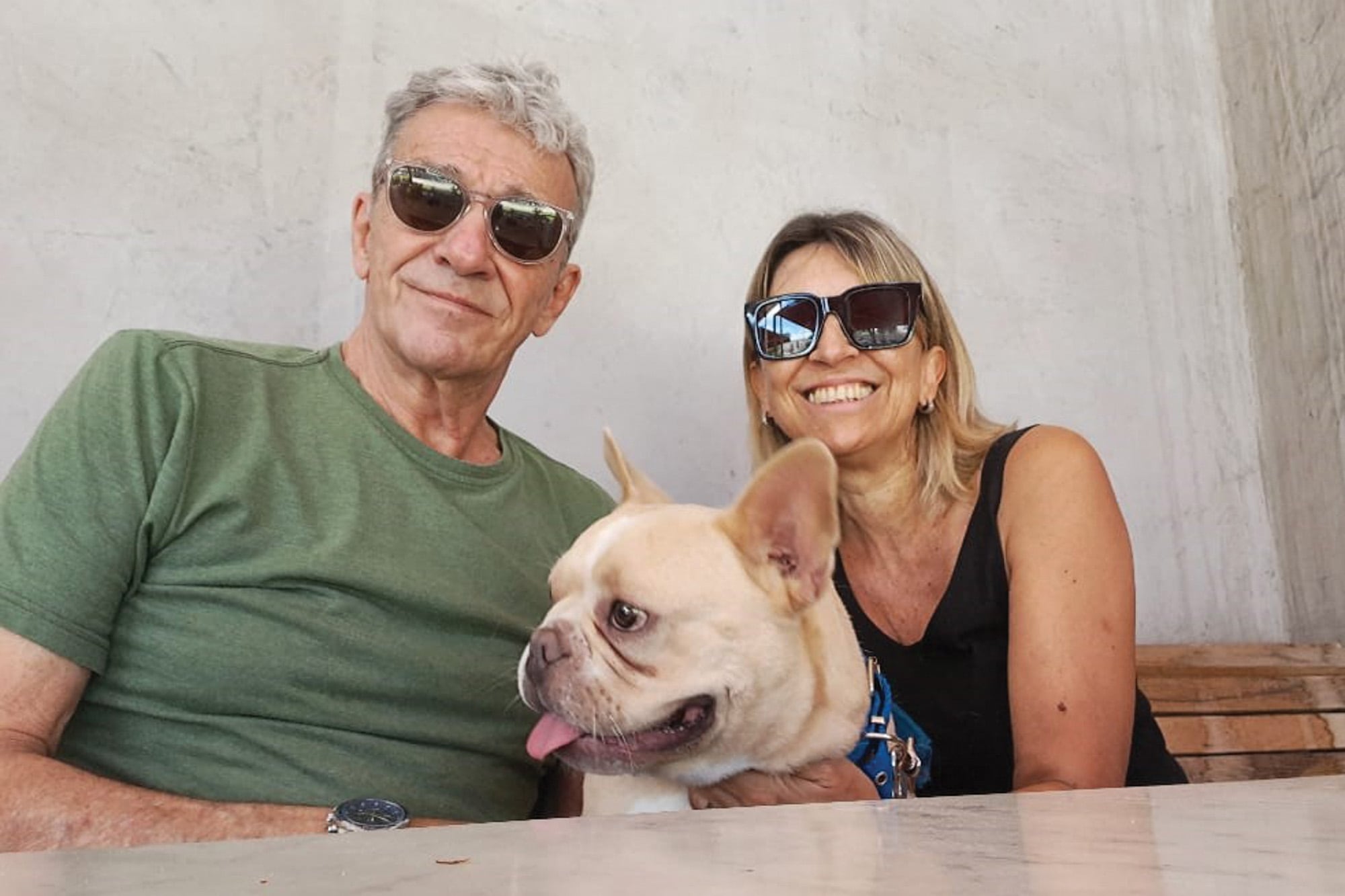 Con Claudia Zeballos, su pareja desde hace doce años, y Seven, el bulldog francés que tienen juntos.