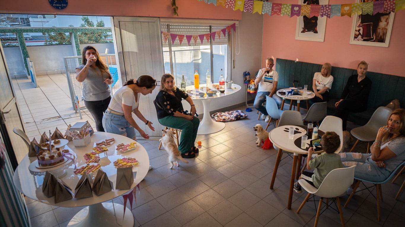 La mesa dulce, rebalsada de comida para perros. Por otro lado, Rita con su vestido para la ocasión. (Foto: TN/Nicolás González)