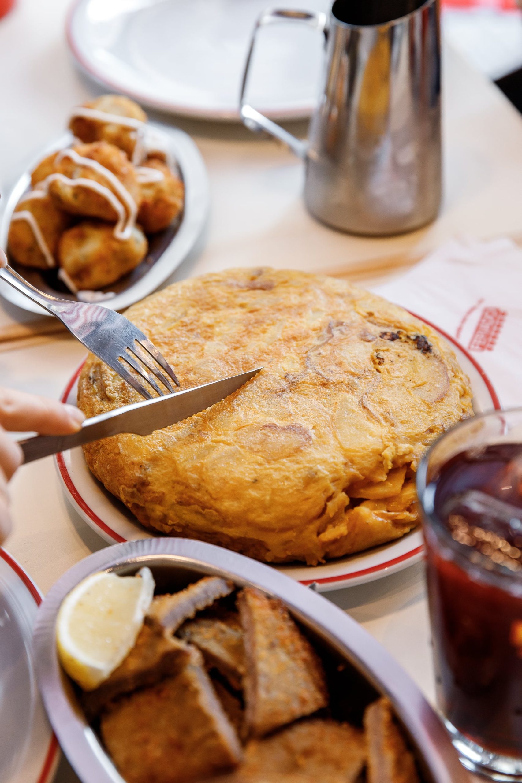 Babé por dentro y crocante por fuera, así se presenta la tortilla de este local.