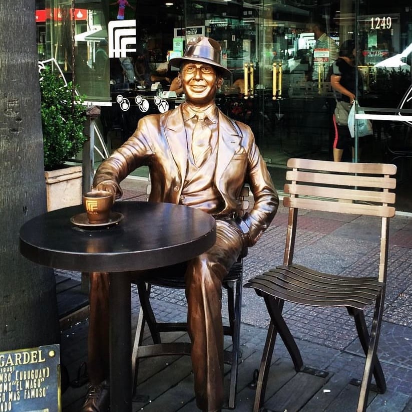 La estatua de Gardel recuerda a uno de los habitués de El Facal.