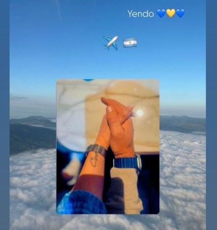 La novia de Fernando Gago compartió una foto de la intimidad del avión rumbo a Buenos Aires: “Yendo”