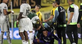 Video: la inexplicable expulsión del arquero de Peñarol ante Botafogo en la Copa Libertadores