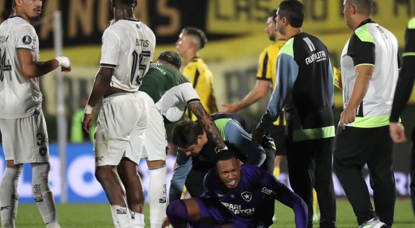 Video: la inexplicable expulsión del arquero de Peñarol ante Botafogo en la Copa Libertadores