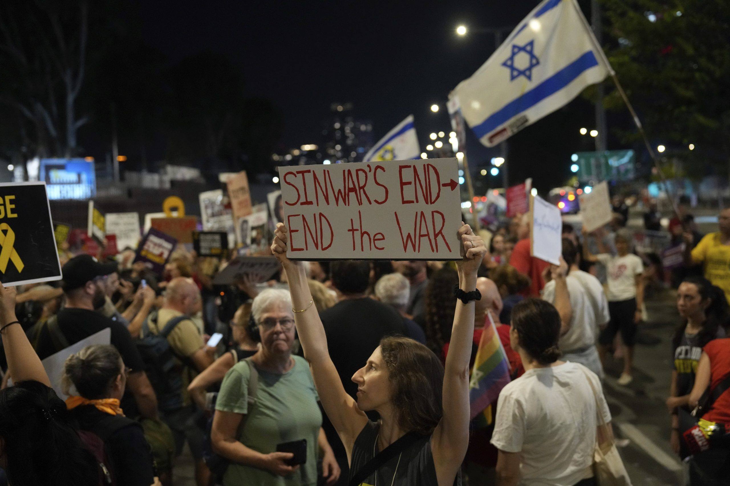 Manifestaciones en Tel Aviv tras el anuncio de la muerte de Yahya Sinwar, líder de Hamas. (AP/Ariel Schalit)