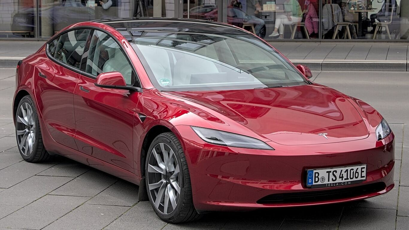 Descubrimiento Impactante: Al encender la computadora de a bordo, Winston encontró grabaciones que documentaban el momento exacto del accidente que destruyó su Tesla Model 3. (Foto: Wikipedia)