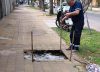 Se los tragó la tierra: una pareja caminaba por la calle, la vereda colapsó y el desenlace fue dramático