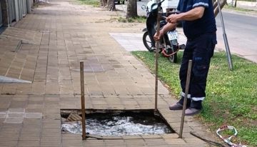 Se los tragó la tierra: una pareja caminaba por la calle, la vereda colapsó y el desenlace fue dramático