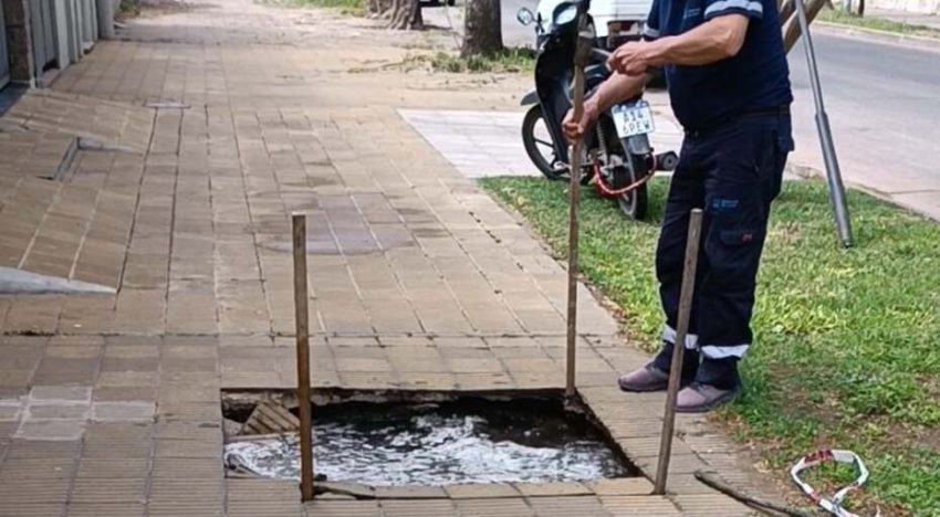 Se los tragó la tierra: una pareja caminaba por la calle, la vereda colapsó y el desenlace fue dramático