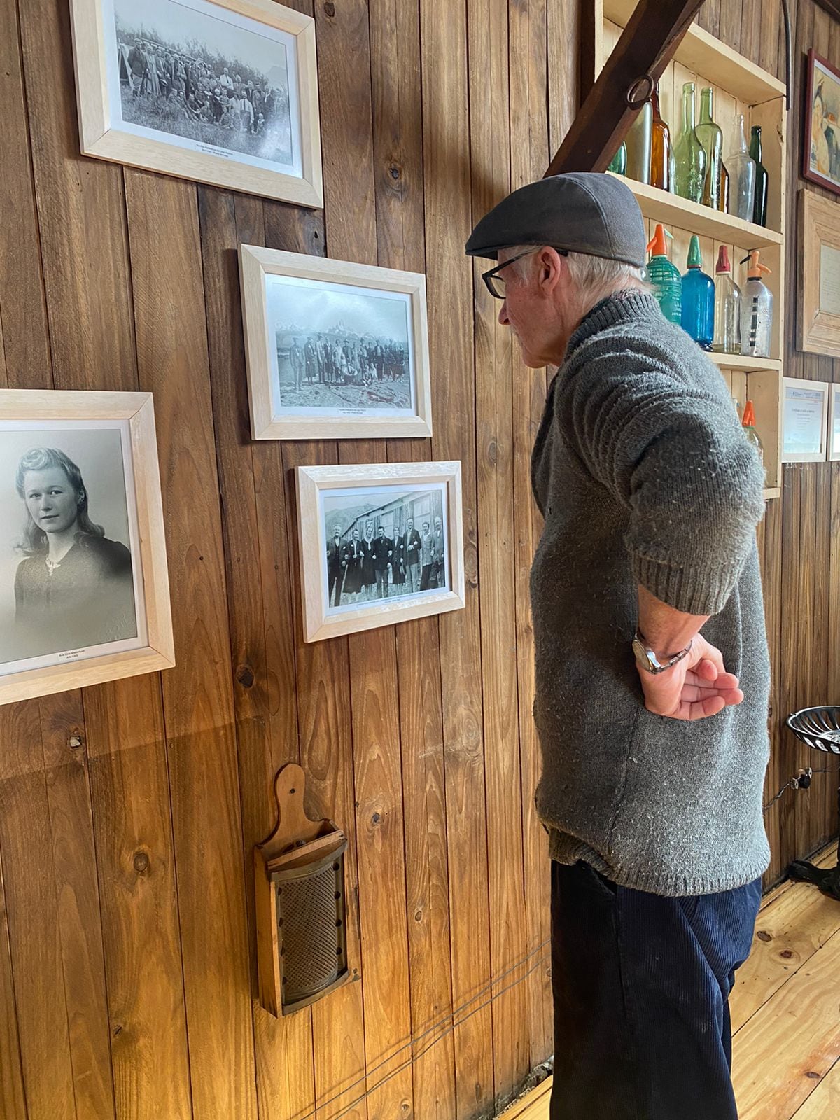 Enrique Jorgensen observa una foto en la que están sus abuelos y los de Irma Saldía, todos pioneros de la región. A la Izquiera, su abuela Edit Sofía Westerlund.