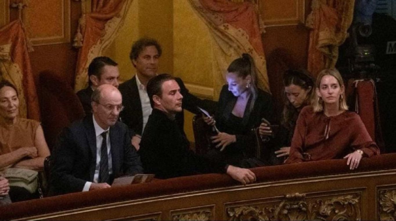 La imagen que se conoció de Pampita en el Teatro Colón con el polista. (Foto: Caras)