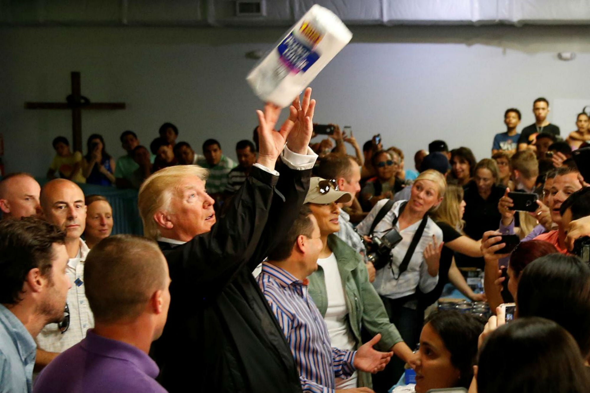 En una visita a Puerto Rico, tras el paso del huracán María, Trump generó revuelo cuando lanzó rollos de papel higiénico a los damnificados