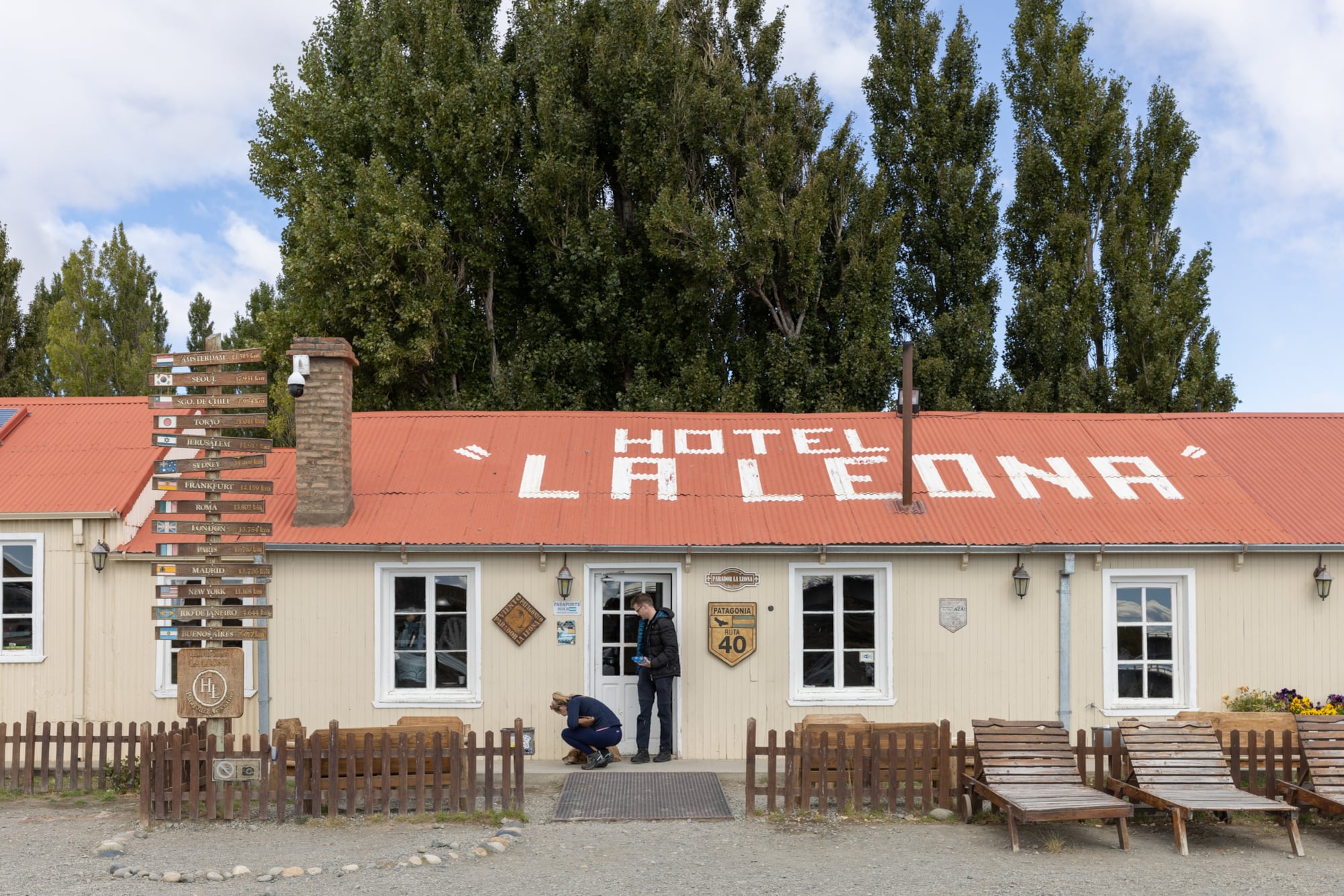 La Leona, histórico parador y hotel a orillas del río de ese nombre, perteneció a la familia Saldía entre 1968 y 2006.