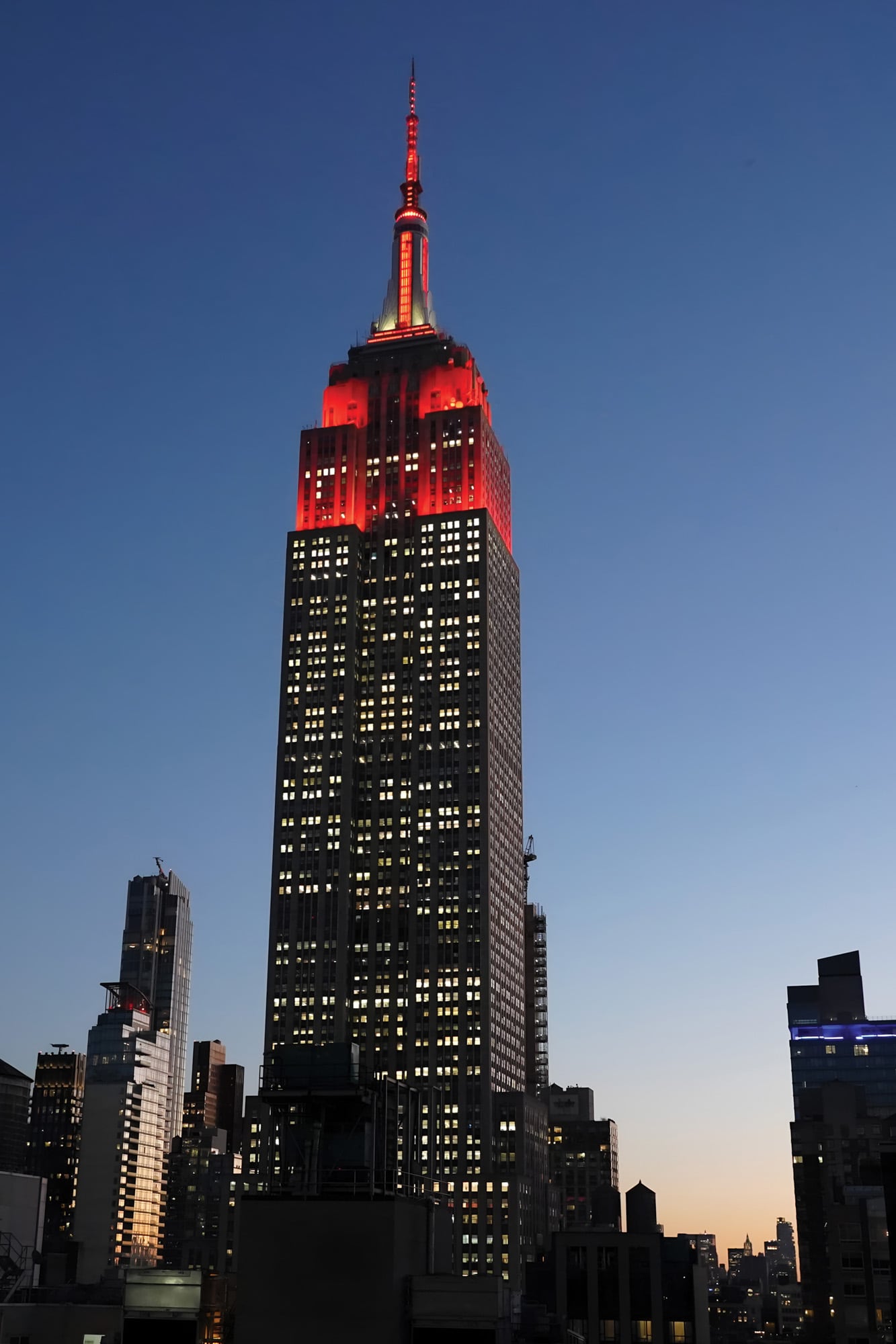 El emblemático edificio se tiñó de rojo y blanco por el cumpleaños de ¡HOLA!