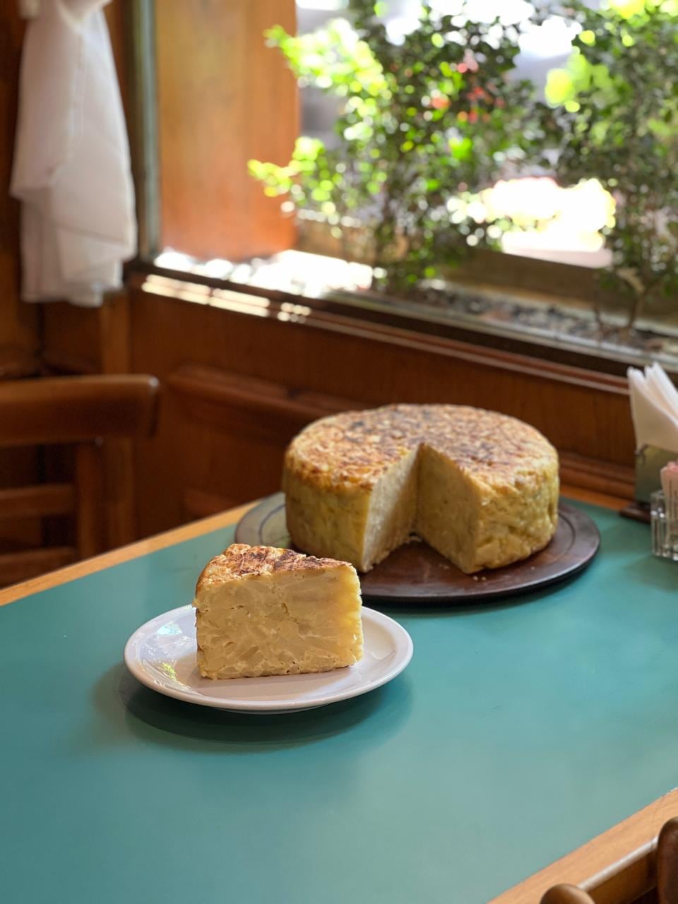 Aquí se ofrecen dos tortillas: en versión individual o porción de una variante XL, casi del tamaño de una horma de queso.