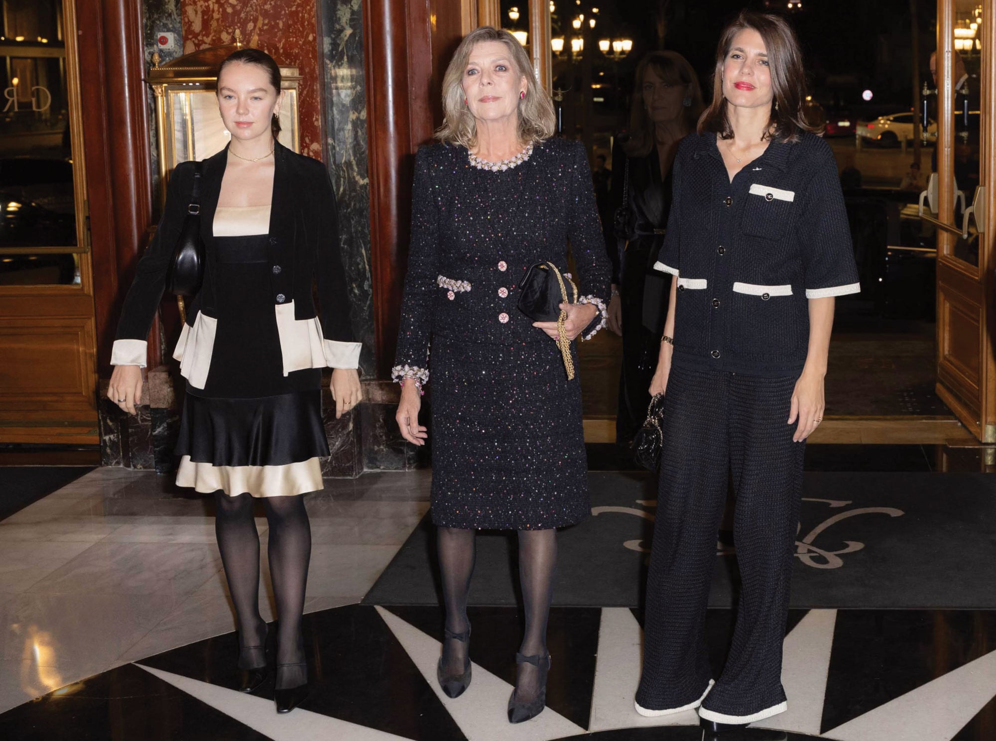 Coordinada con su madre, Alejandra de Hannover lució un conjunto de vestido y blazer en terciopelo y satén, mientras que Carolina optó por un set de tweed Chanel. Charlotte Casiraghi fue más casual, con pantalón ancho y saco corto de Chanel.