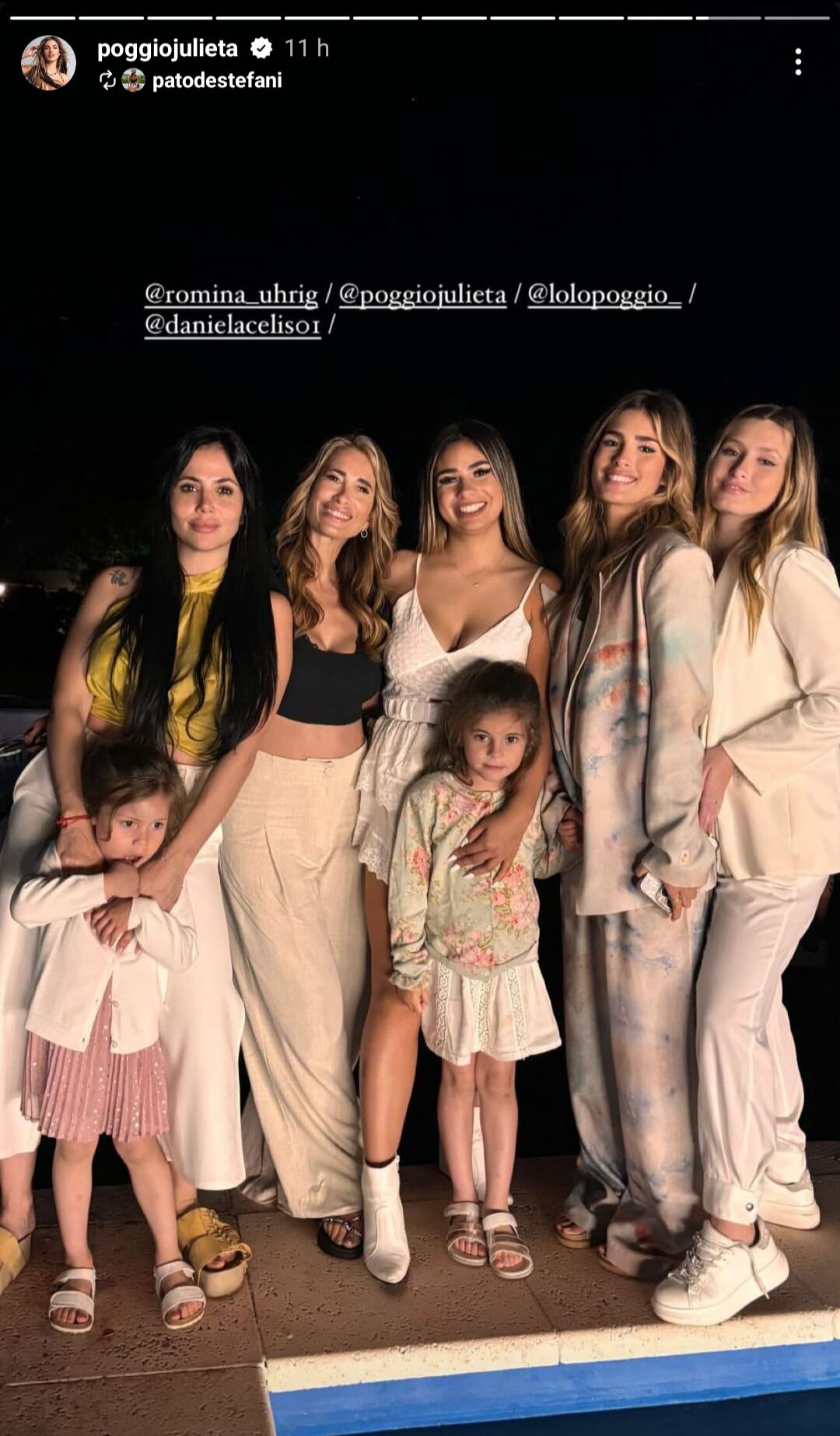 Julieta, Romina con sus hijas, Daniela, Lolo y Pato en el bautismo de las gemelas. (Foto: Instagram/poggiojulieta)