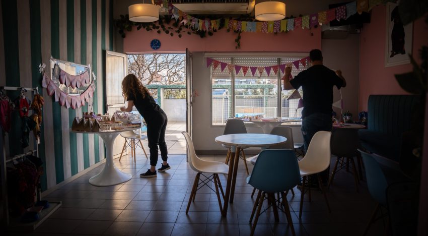 El excéntrico salón de fiestas para perros: cómo son los cumpleaños con juegos tématicos y mesa dulce