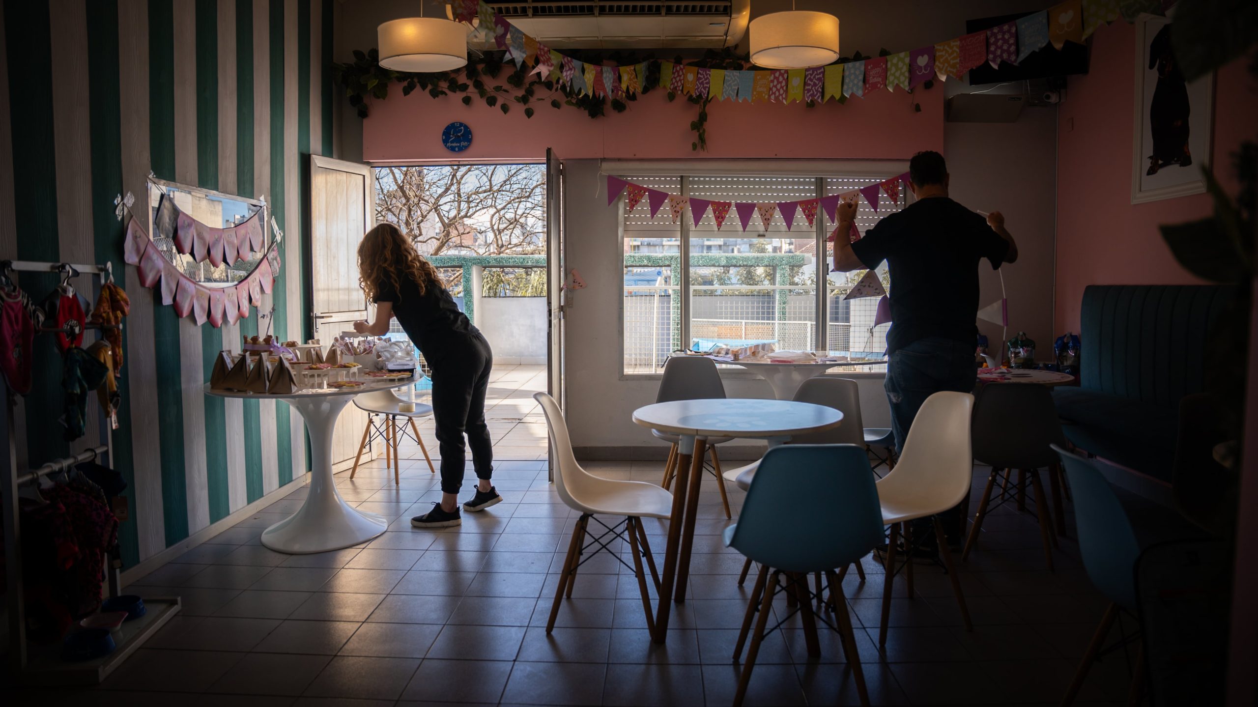 Los preparativos del salón: colgar banderines, acomodar la mesa dulce y dejar todo ambientado para los agasajados. (Foto: TN/Nicolás González)