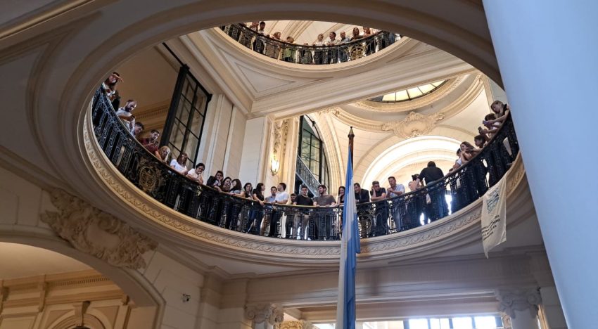 Trabajadores de AFIP y Aduana anunciaron medidas de fuerza tras la disolución que dispuso el Gobierno