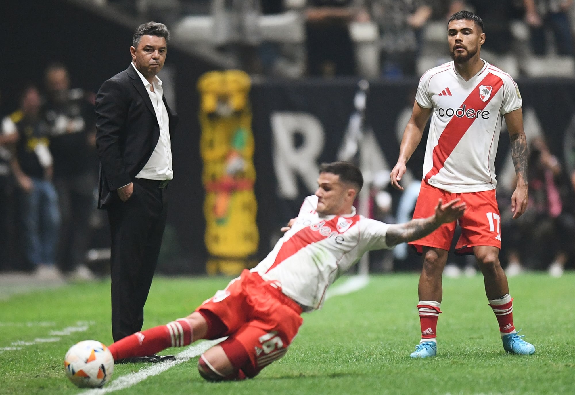 No la pasa bien River: así lo reflejan los rostros de Gallardo, Bustos (no llega a la pelota) y Paulo Díaz