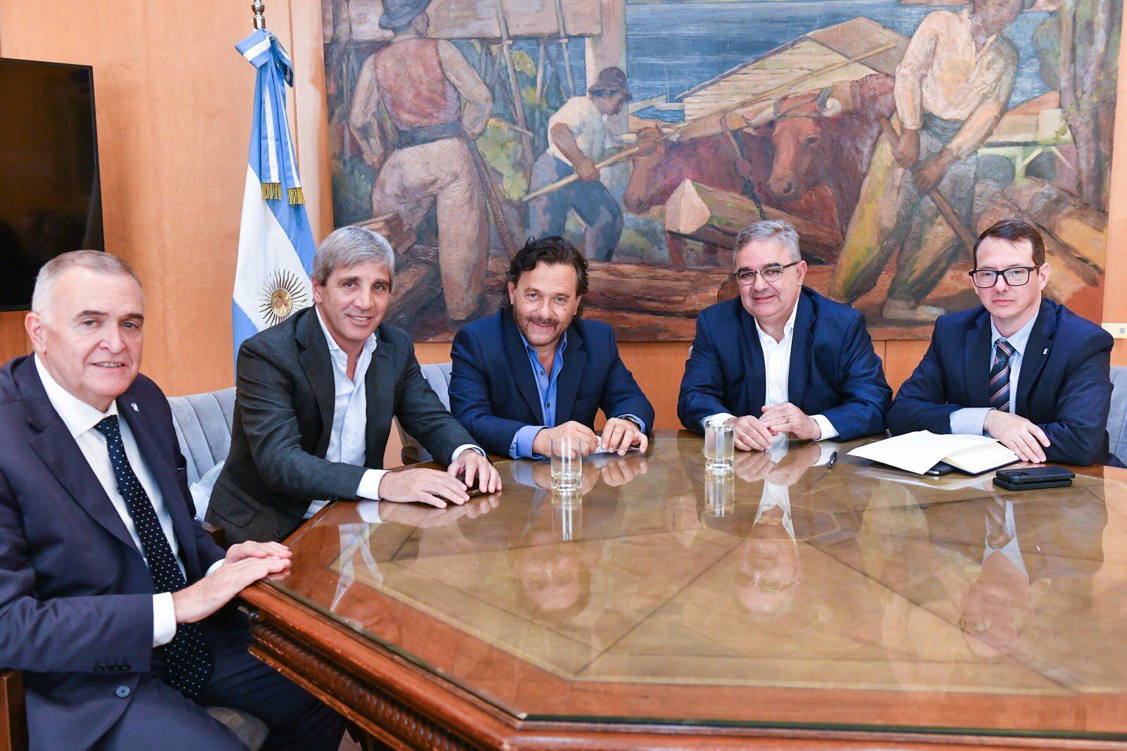 El ministro de Economía, Luis Caputo, junto a tres de los gobernadores que se reunirán este lunes con Milei en Olivos (Foto: X / @LuisCaputoAR).