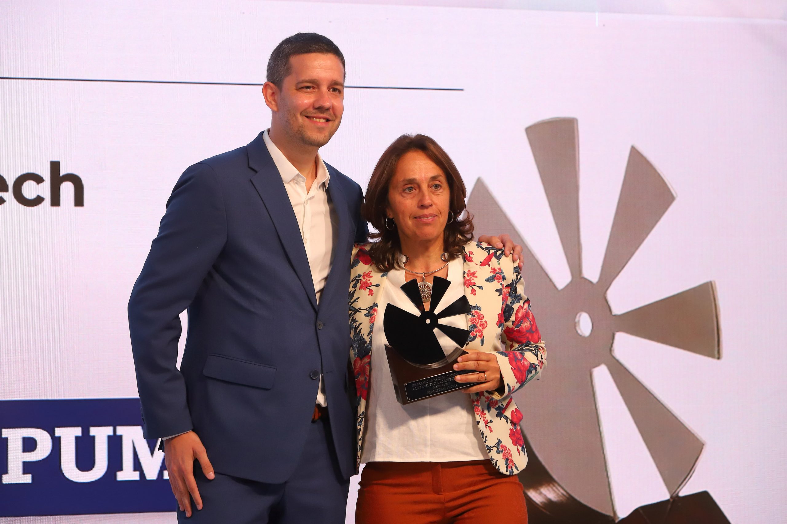 Martín Sciarrillo (CTO de Microsoft Argentina) y María Inés Di Nápoli en la entrega de premios LA NACION- Banco Galicia 