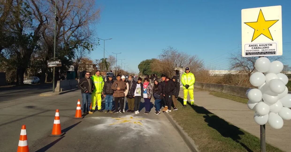 En el lugar donde murió el joven futbolista colocaron un cartel y pintaron una estrella amarilla en el asfalto en su honor. (Foto: gentileza La Unión)