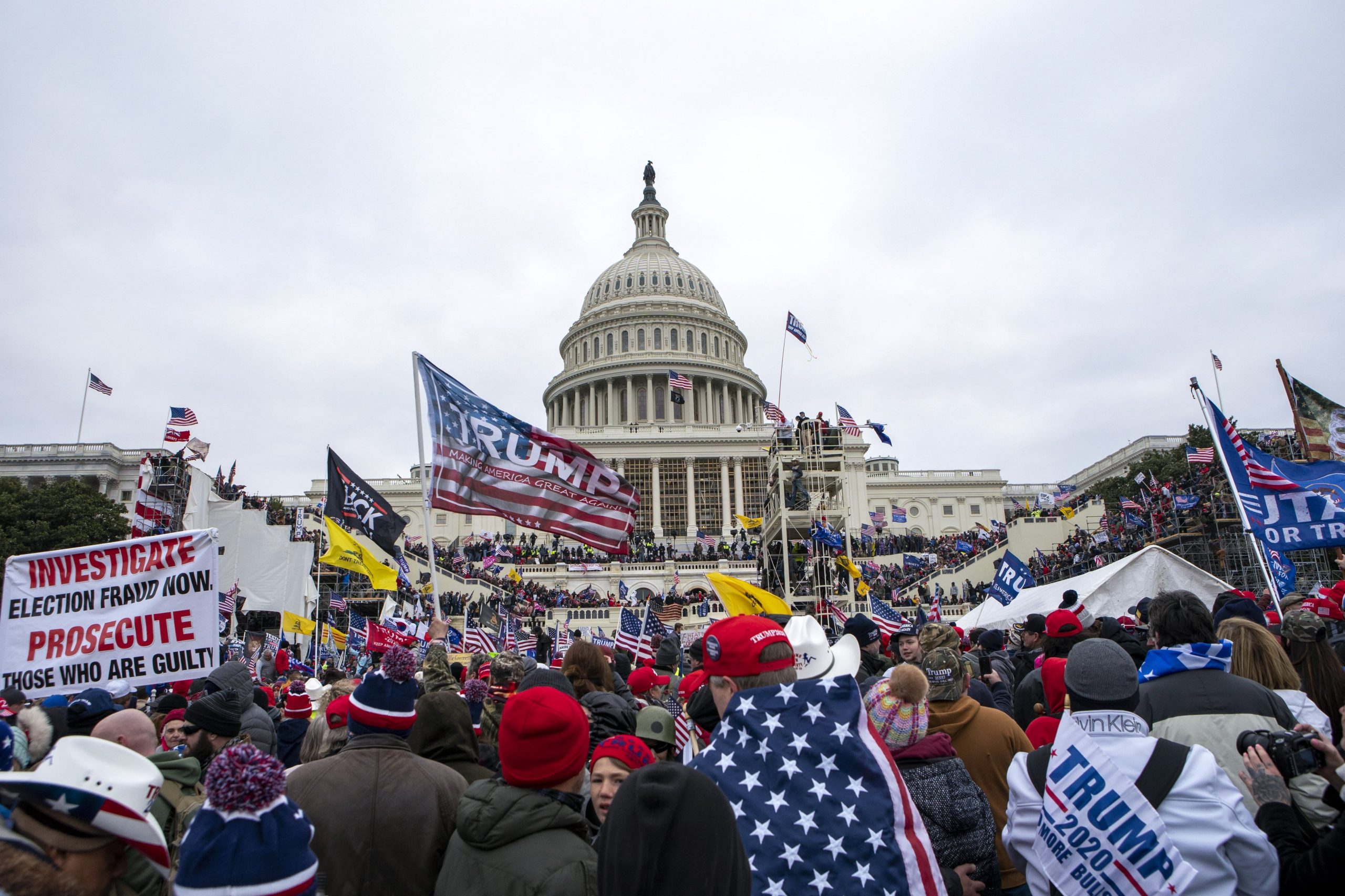 Insurrecciones leales al presidente Donald Trump se manifiestan en el Capitolio de Estados Unidos en Washington el 6 de enero de 2021