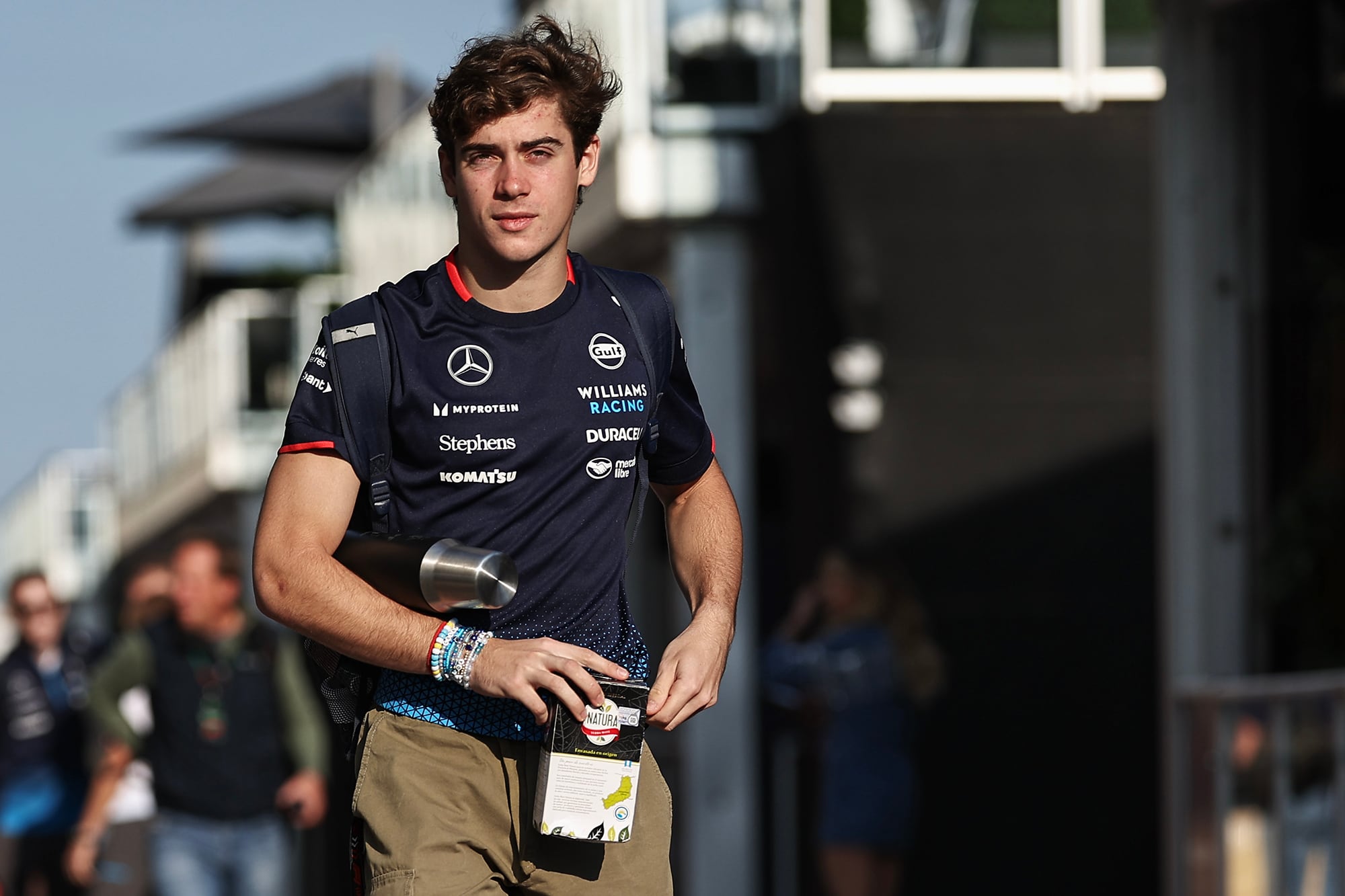 Con el termo bajo el brazo y la muñeca envuelta en las pulseras que le regalaron sus fans, Franco Colapinto fue de los primeros en llegar este jueves al Circuito de las Américas.