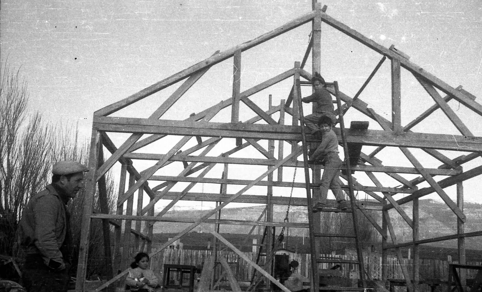 La construcción del galpón de la familia Pombo en 1962. Después de muchos años daría origen a La Zaina.