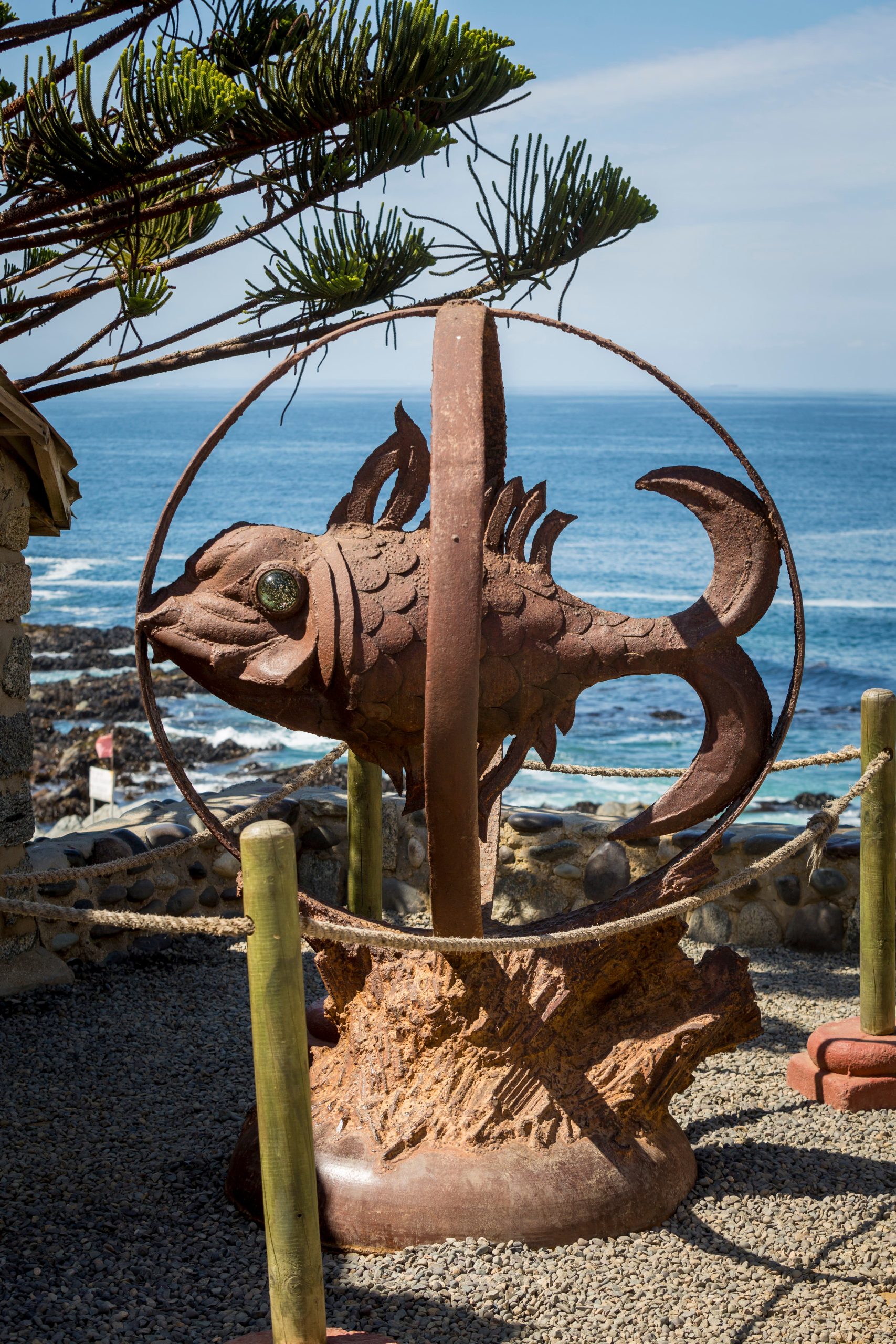 Un emblema de Isla Negra: el pez de hierro inscrito entre dos círculos (de hierro), símbolo de la burbuja oceánica que encantó a Neruda.