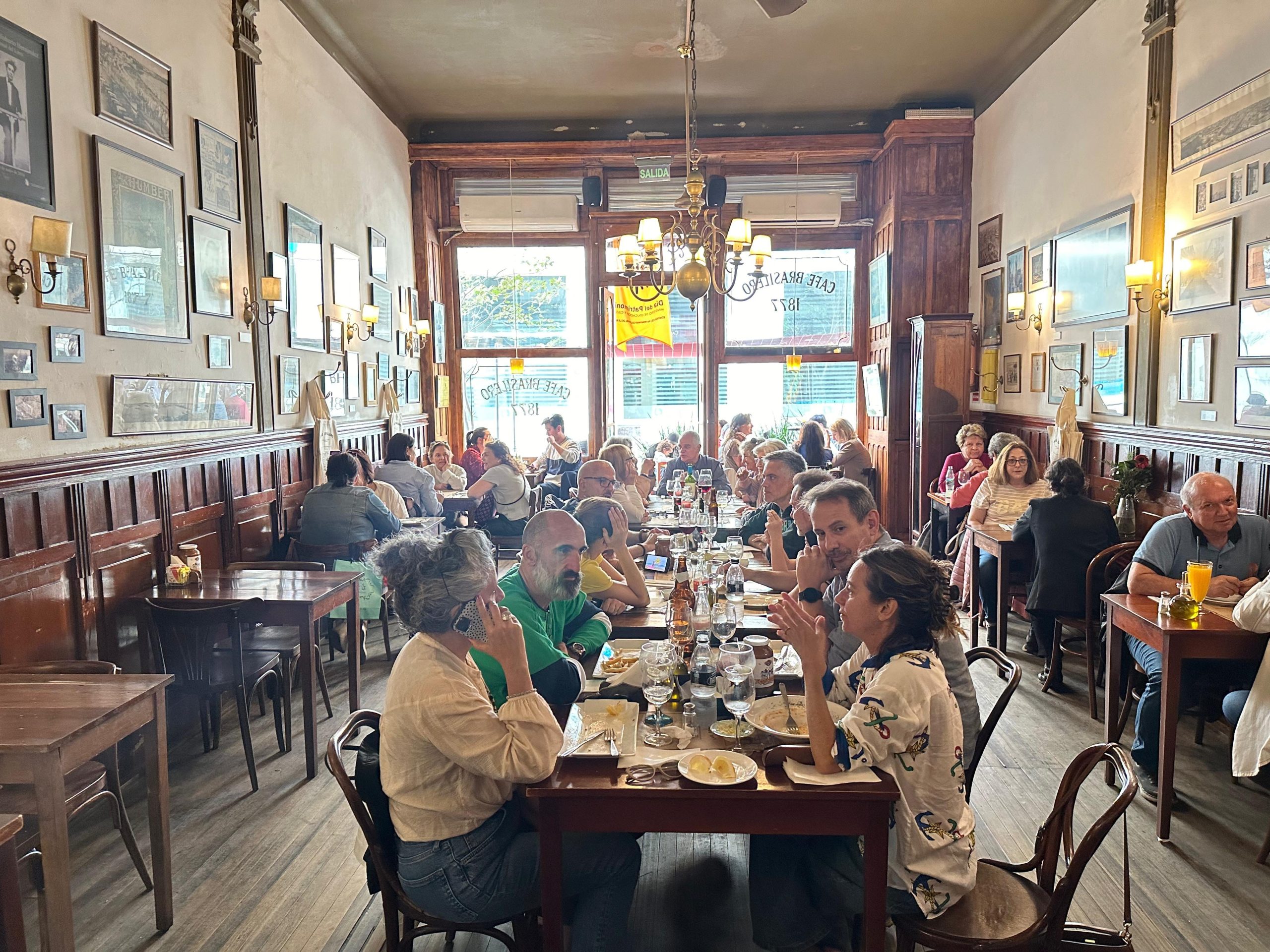 Además de su rica historia, el café Brasilero hoy ofrece un menú contemporáneo con postres destacados como la tarta de manzanas con almendras glaseadas y la lemon pie.